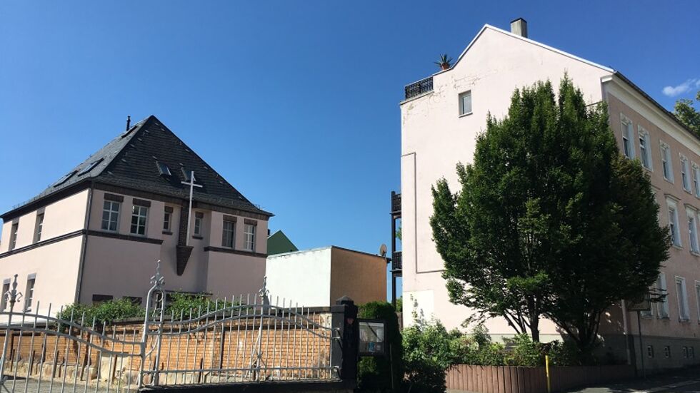 Vom obersten Balkon des Hauses rechts im Bild fiel der Betrun­kene. (c) Redak­tion Vom obersten Balkon des Hauses rechts im Bild fiel der Betrunkene. (c) Redaktion