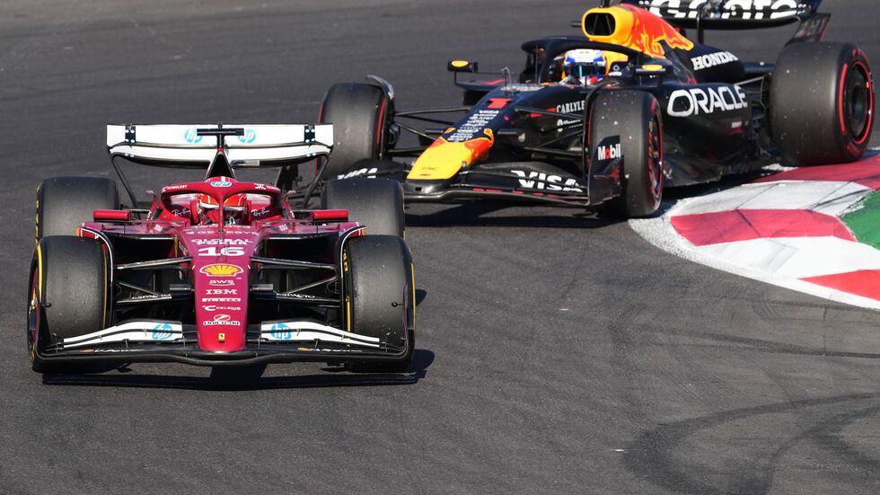 Nur eine virtuelle Safety-Car-Phase rettete Charles Leclerc (vorn) am Ende gegen Max Verstappen.