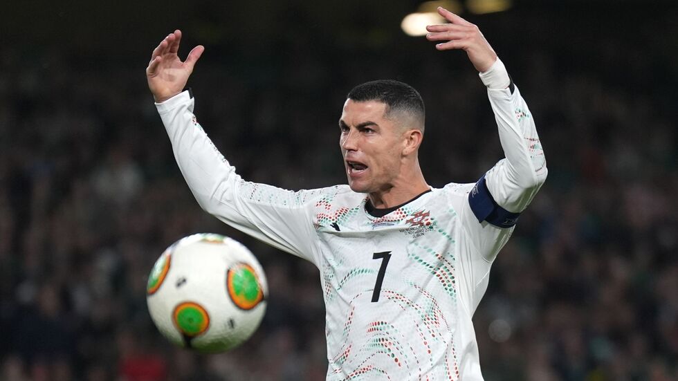 Cristiano Ronaldo reagiert impulsiv beim Spiel in Irland. Cristiano Ronaldo reagiert impulsiv beim Spiel in Irland.