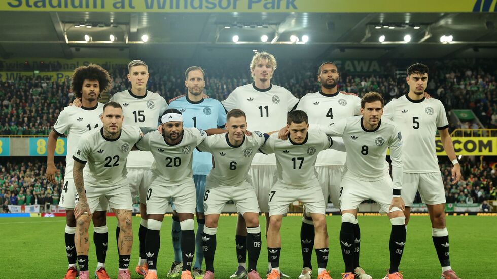 Die DFB-Elf stellt sich zum Team-Foto im Windsor Park. Die DFB-Elf stellt sich zum Team-Foto im Windsor Park.