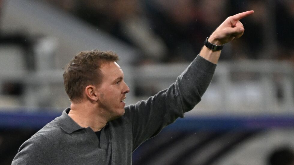 Julian Nagelsmann gibt eine Anweisung an seine Spieler. 