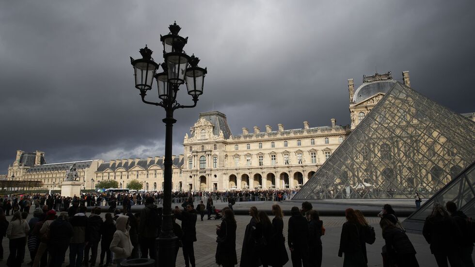 Mit den Sicherheitsvorkehrungen im Pariser Louvre soll es nicht zum Besten bestellt sein (Archivbild). Mit den Sicherheitsvorkehrungen im Pariser Louvre soll es nicht zum Besten bestellt sein (Archivbild).
