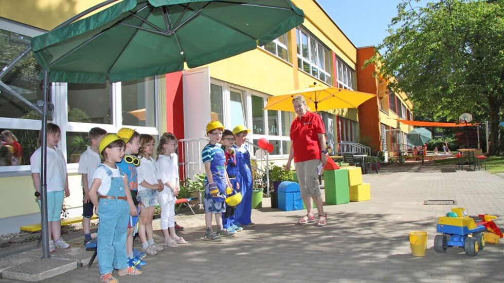 Die Kinder der Kita "Schwal­ben­nest" in Neupla­nitz freuen sich über ihre rundum moder­ni­sierte Einrich­tung. (c) Stadt­ver­wal­tung Zwickau Die Kinder der Kita "Schwalbennest" in Neuplanitz freuen sich über ihre rundum modernisierte Einrichtung. (c) Stadtverwaltung Zwickau