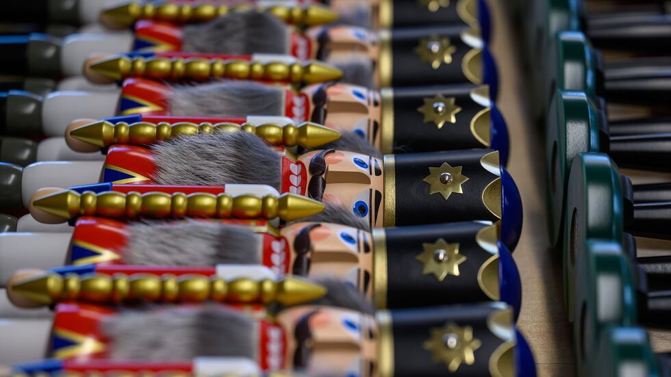 Nachschub fürs Fest: Fertig produzierte Nussknacker liegen in der Schauwerkstatt der Seiffener Volkskunst eG. Nachschub fürs Fest: Fertig produzierte Nussknacker liegen in der Schauwerkstatt der Seiffener Volkskunst eG.