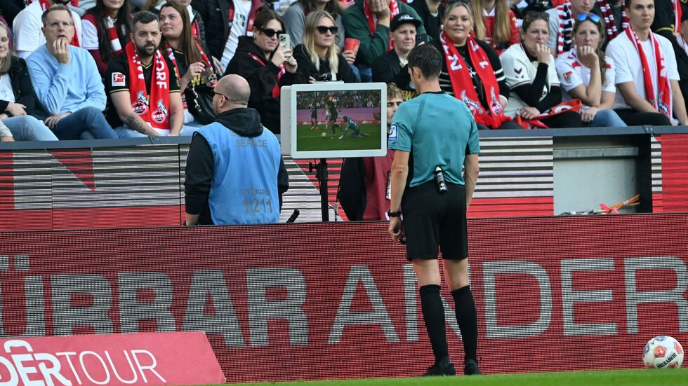 Schiedsrichter Matthias Jöllenbeck gab nach Ansicht der TV-Bilder einen Strafstoß für den VfB Stuttgart.