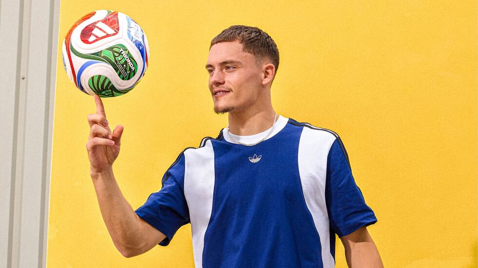 Florian Wirtz mit dem offiziellen WM-Spielball «Trionda».