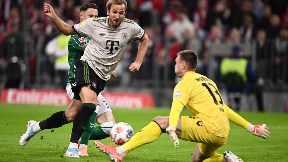 Endstation Kal Hein (r): Hier scheitert Harry Kane am Werder-Torhüter. 