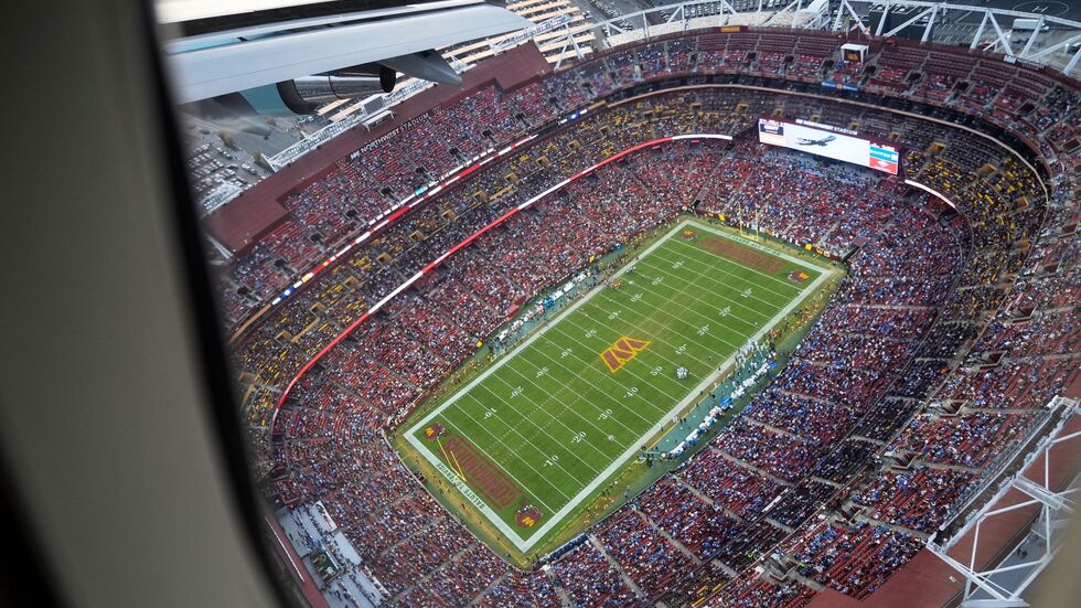 Blick aus der Air Force One beim Tiefflug über dem Stadion der Washington Commanders.