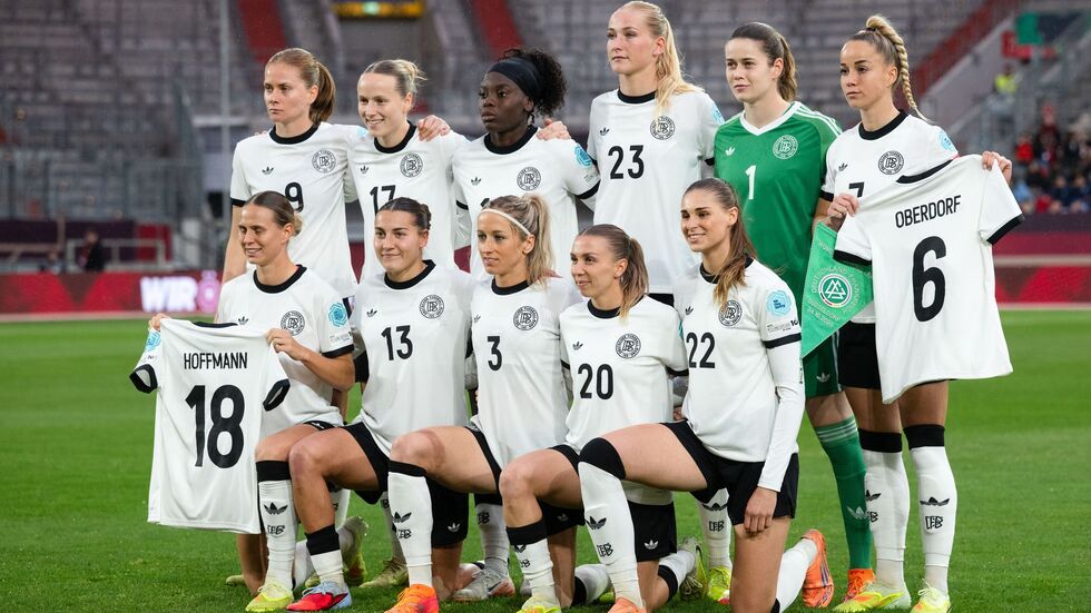 Das DFB-Team erinnerte vor dem Spiel auch an die verletzten Lena Oberdorf und Giovanna Hoffmann.