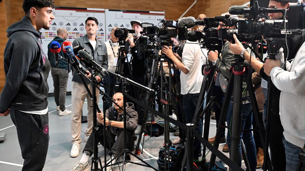 Bayern-Profi Aleksandar Pavlovic beantwortet im DFB-Quartier Reporterfragen. 