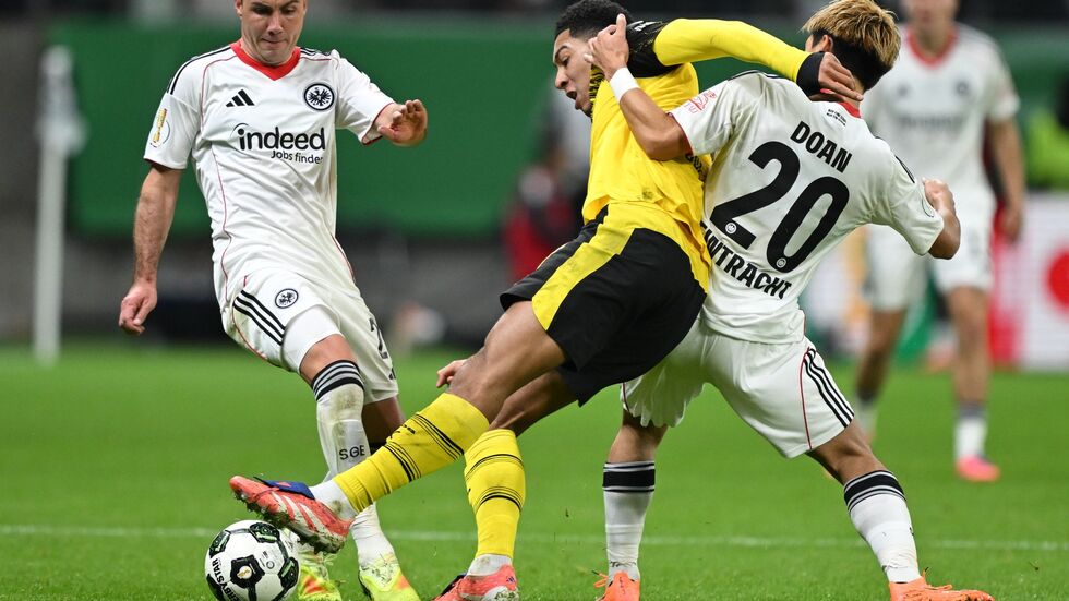 Eintracht Frankfurt und Borussia Dortmund lieferten sich einen packenden Pokal-Kampf. Eintracht Frankfurt und Borussia Dortmund lieferten sich einen packenden Pokal-Kampf.