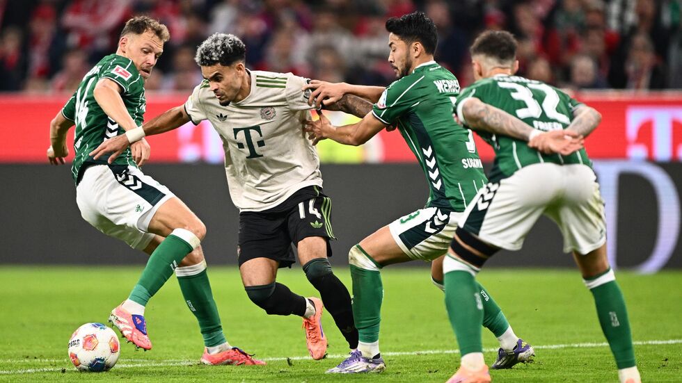 Kaum zu stoppen: Bayern-Angreifer Luis Díaz gegen drei Bremer.