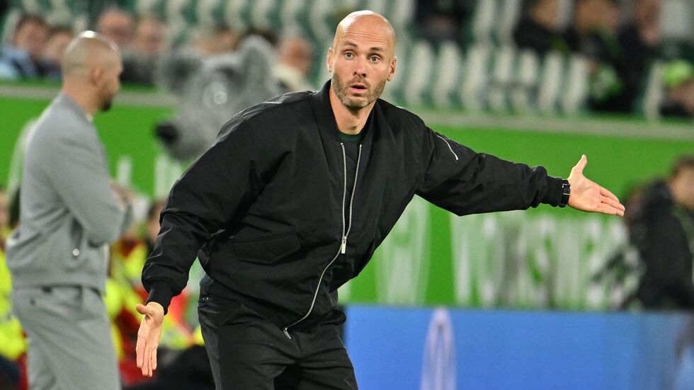 Bleibt vorerst Wolfsburg-Trainer: Der Niederländer Paul Simonis. Bleibt vorerst Wolfsburg-Trainer: Der Niederländer Paul Simonis.