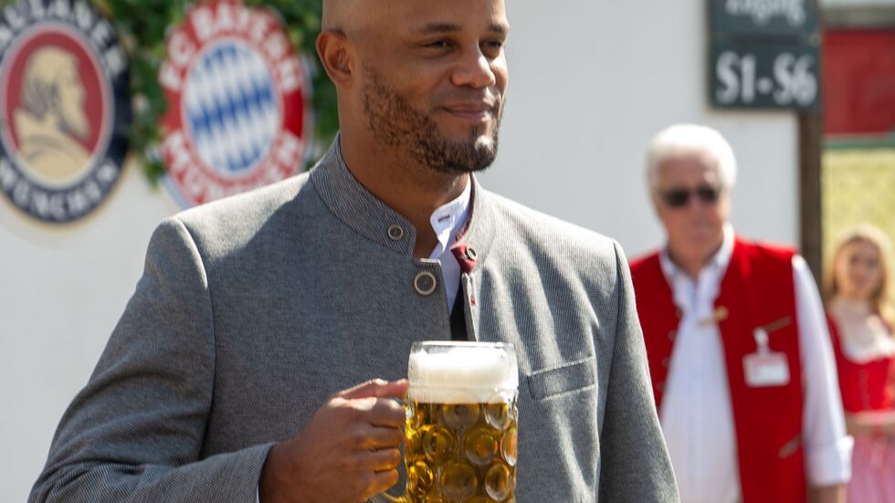 Anstoßen auf den zehnten Saisonsieg? Bayern-Coach Vincent Kompany in Oktoberfest-Tracht.