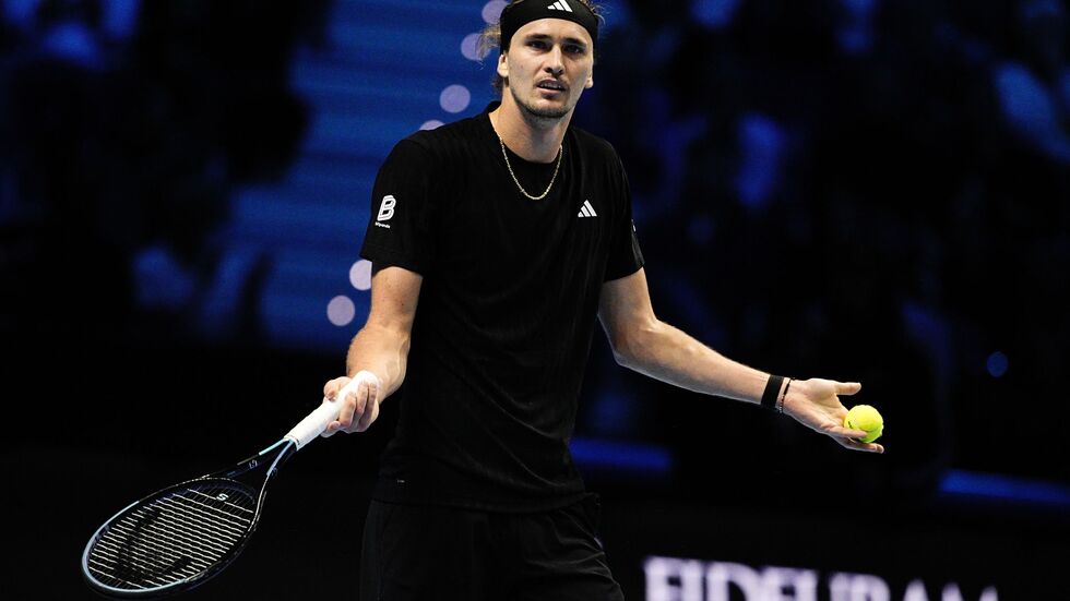 Alexander Zverev kann nur schwer fassen, dass er bei den ATP Finals in der Vorrunde gescheitert ist. Alexander Zverev kann nur schwer fassen, dass er bei den ATP Finals in der Vorrunde gescheitert ist.