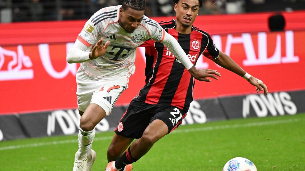 Oft einen Schritt schneller als Frankfurts Nathaniel Brown: Bayern-Star Michael Olise (l).