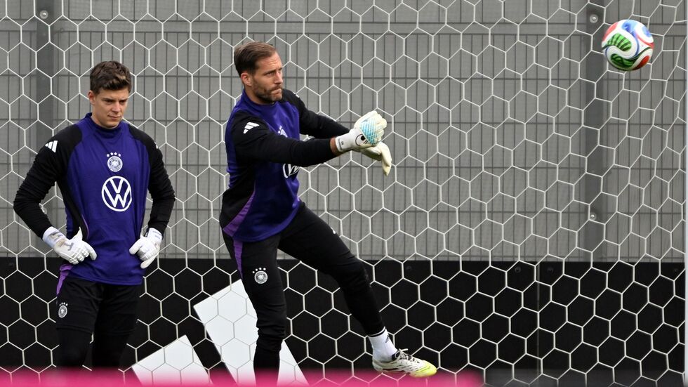 Oliver Baumann (r.) faustet einen Ball.