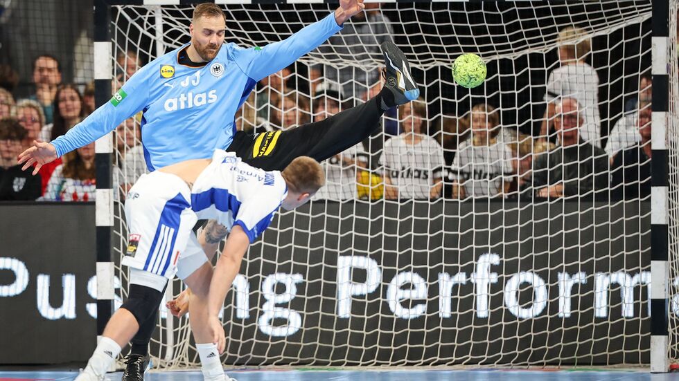 Keeper Andreas Wolff (hinten) - ein Erfolgsgarant der deutschen Handballer. 