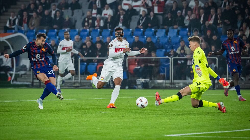 Die frühe Führung für Basel: Albian Ajeti (l.) trifft durch die Beine von Alexander Nübel.