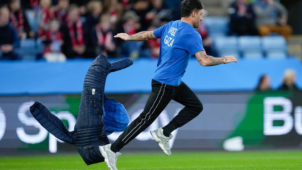 Dieser Mann sorgte für eine kurze Spielunterbrechung. Dieser Mann sorgte für eine kurze Spielunterbrechung.