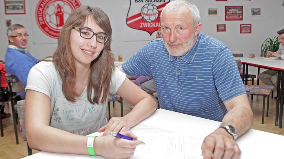 Am Samstag unter­schrieben Laura Majer (wie auch Stefanie Hopp) und Präsei­dent Hendrick Schäd­lich einen Dreijah­res­ver­trag. (c) Ralph Köhler Am Samstag unterschrieben Laura Majer (wie auch Stefanie Hopp) und Präseident Hendrick Schädlich einen Dreijahresvertrag. (c) Ralph Köhler