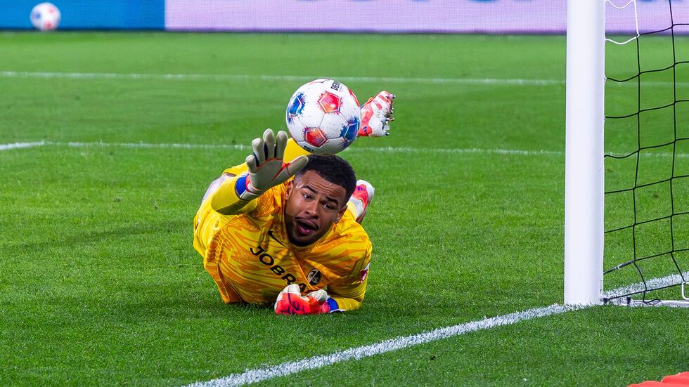 Gut in Form: Noah Atubolu lenkt am Sonntag in Mönchengladbach den Ball um den Pfosten.