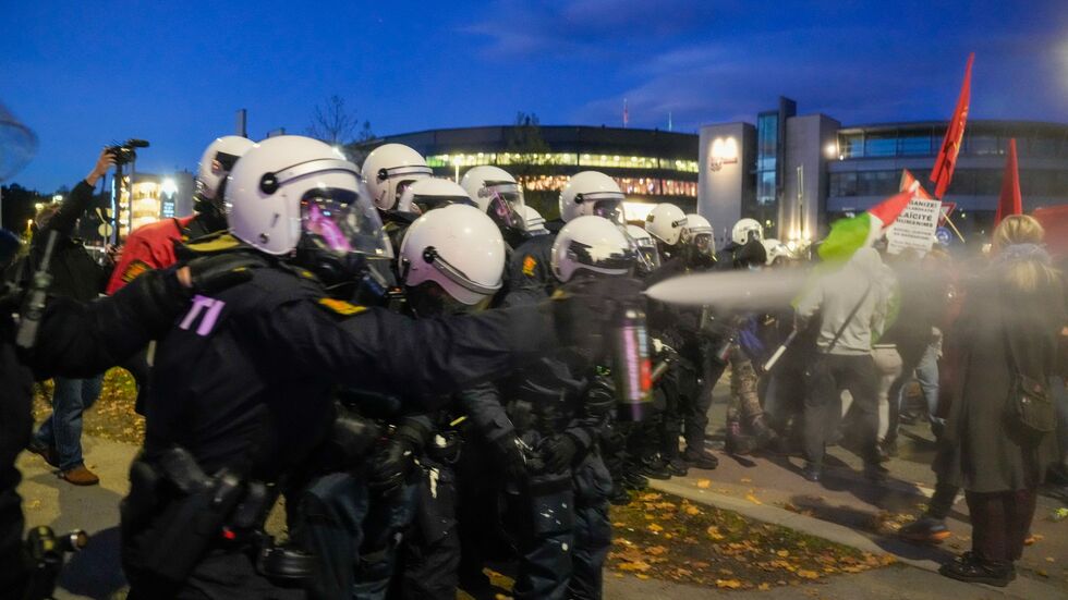 Die Proteste blieben nicht friedlich. Die Proteste blieben nicht friedlich.