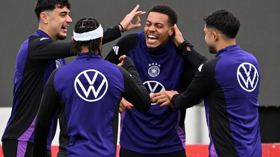 Gute Laune beim Abschlusstraining mit dem Bayern-Duo Aleksandar Pavlovic, Serge Gnabry, Dortmunds Felix Nmecha und dem Mainzer Nadiem Amiri (v.l.).