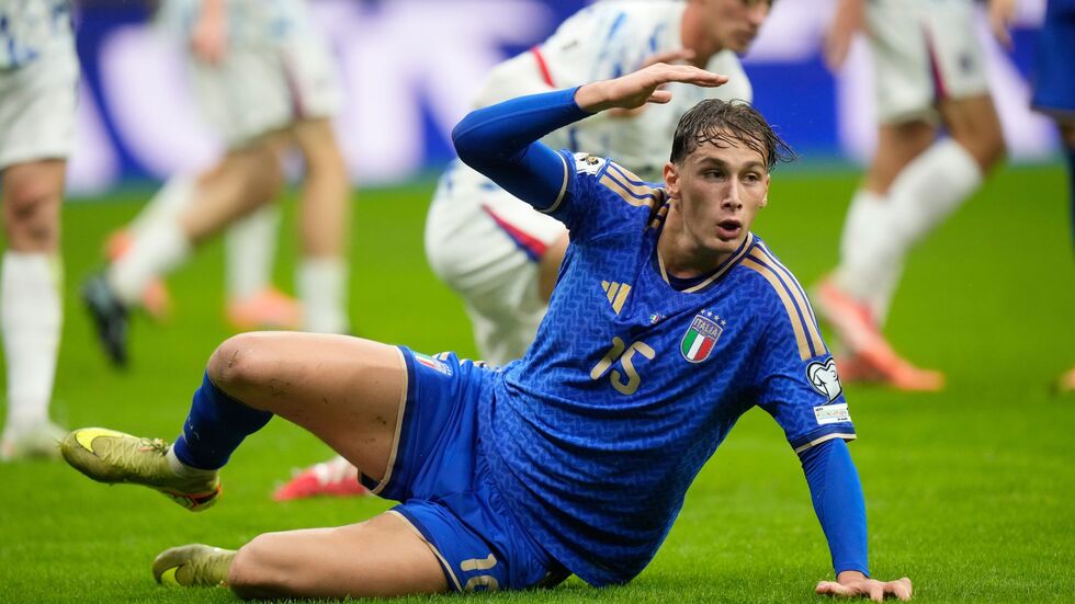 Bloß nicht ausrutschen: Italien mit Torschütze Pio Esposito muss in die Playoffs.