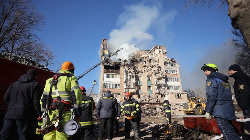 In den Trümmern des Wohnblocks in Ternopil werden immer noch Verschüttete vermutet.