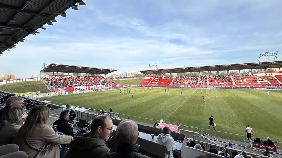 GGZ-Arena am Samstag: Die Zwickauer Fans waren anscheinend unter sich - der Gästeblock blieb leer.  
