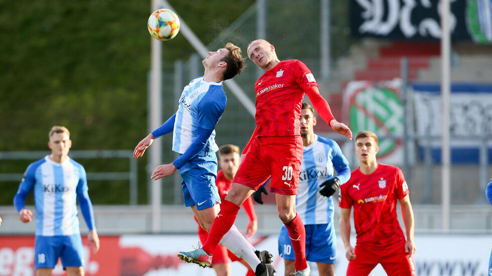 Kopfballduell beim letzten Augeinandertreffen zwischen Julius Reinhardt (r.) und Meppens Florian Eger. 