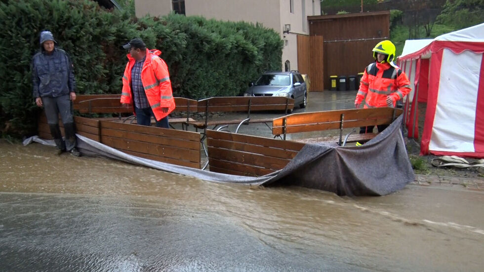 Die Gaststätte in Weißbach wurde überflutet. Kameraden der Feuerwehr nutzten Bierbänke als Barriere.