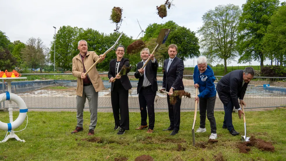 v.l.: Landrat Carsten Michaelis, Landtagsabgeordnete Ina Klemm, Bürgermeister Erik Seidel, Ministerpräsident Michael Kretschmer, Ehrenbürgerin Gisela Gruner Bert Hoffmann, Geschäftsführer Bauconcept v.l.: Landrat Carsten Michaelis, Landtagsabgeordnete Ina Klemm, Bürgermeister Erik Seidel, Ministerpräsident Michael Kretschmer, Ehrenbürgerin Gisela Gruner Bert Hoffmann, Geschäftsführer Bauconcept