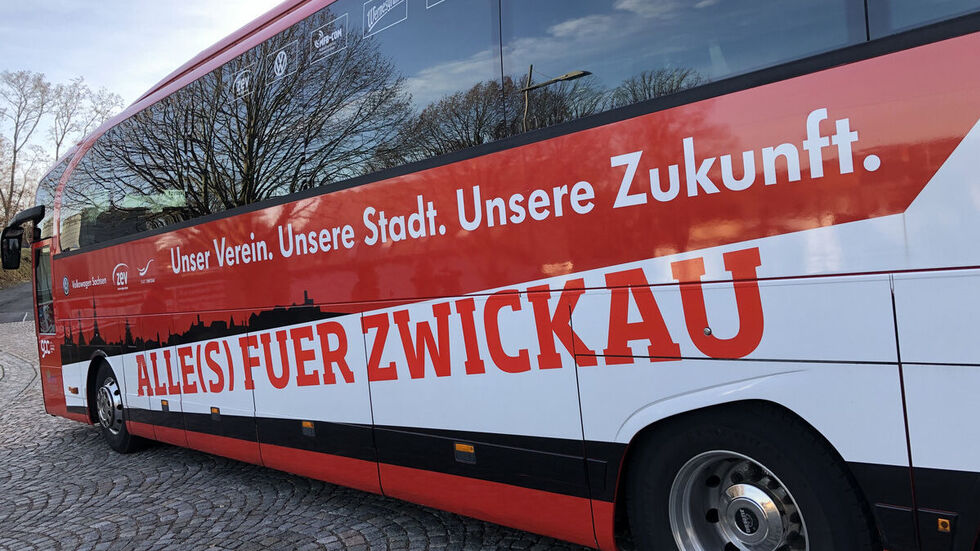 Der Mannschaftsbus startete am Dienstagmorgen Richtung Saarbrücken. Der Mannschaftsbus startete am Dienstagmorgen Richtung Saarbrücken.