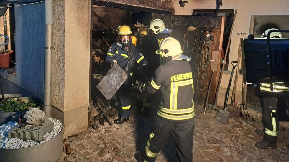 Einsatzkräfte beim Aufräumen.