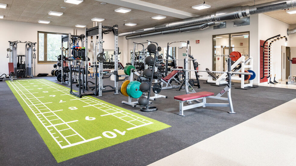 Im Obergeschoss des Laborkomplexes können am neuen Standort des Zentrums für Fitness und Gesundheit der TU Chemnitz moderne Trainingsgeräte genutzt werden. Im Obergeschoss des Laborkomplexes können am neuen Standort des Zentrums für Fitness und Gesundheit der TU Chemnitz moderne Trainingsgeräte genutzt werden.
