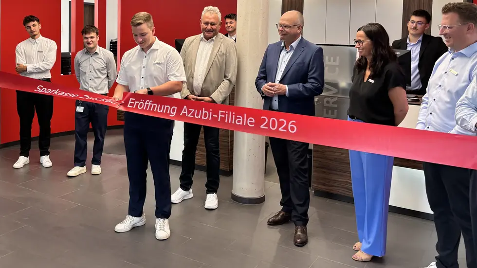 Banddurchschnitt durch den Geschäftsstellenleiter der Azubi-Filiale, Michael Heyne, im Beisein von Bürgermeister Michael Franke, Mitglied des Vorstandes, Ralf Uthe, Geschäftsstellenleiterin des BeratungsCenter Mülsen, Katrin Singer, Ausbildungsleiter Ronny Hüdel (v.l.n.r.) und weiteren Azubis

