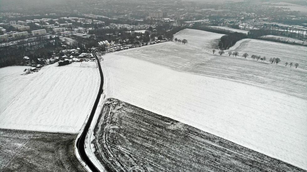 Es geht zunächst um die Ackerfläche am Bildrand rechts oben.