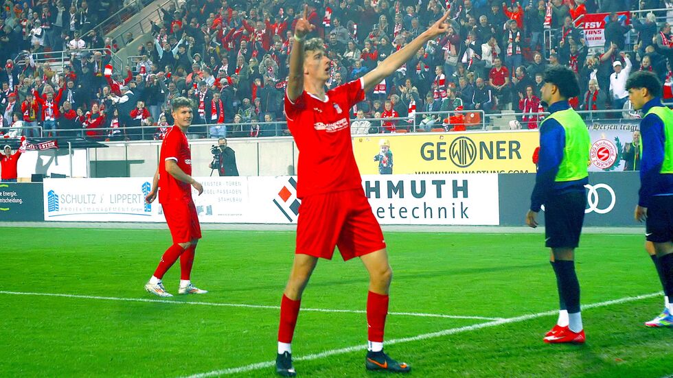 Lukas Eixler feiert seinen Treffer vor dem E5.