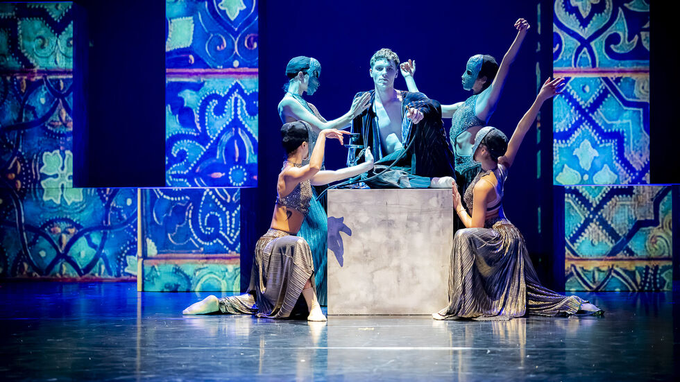 Der britische Tänzer Ryan Aptomos spielt eine der Hauptrollen des Protagonisten Peer Gynt.  Der britische Tänzer Ryan Aptomos spielt eine der Hauptrollen des Protagonisten Peer Gynt.