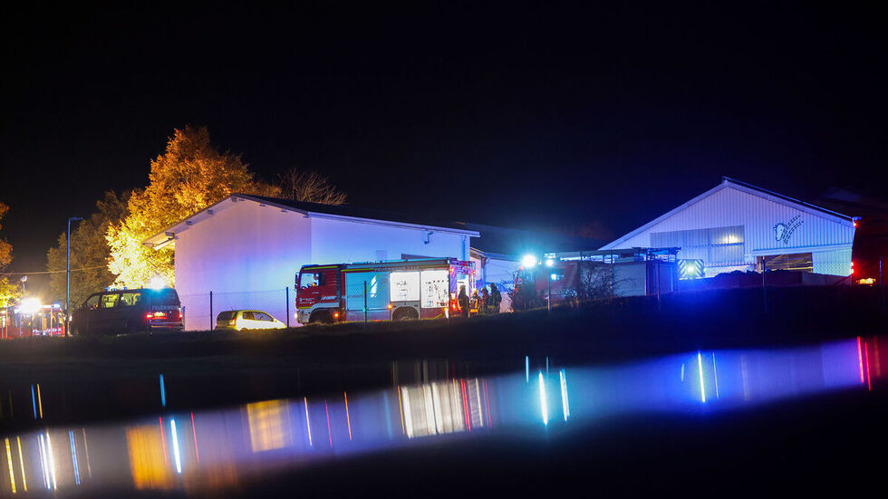 Ein Großaufgebot an Einsatzkräften steht vor den Hallen der Langenchursdorfer Agrargenossenschaft. Ein Großaufgebot an Einsatzkräften steht vor den Hallen der Langenchursdorfer Agrargenossenschaft.