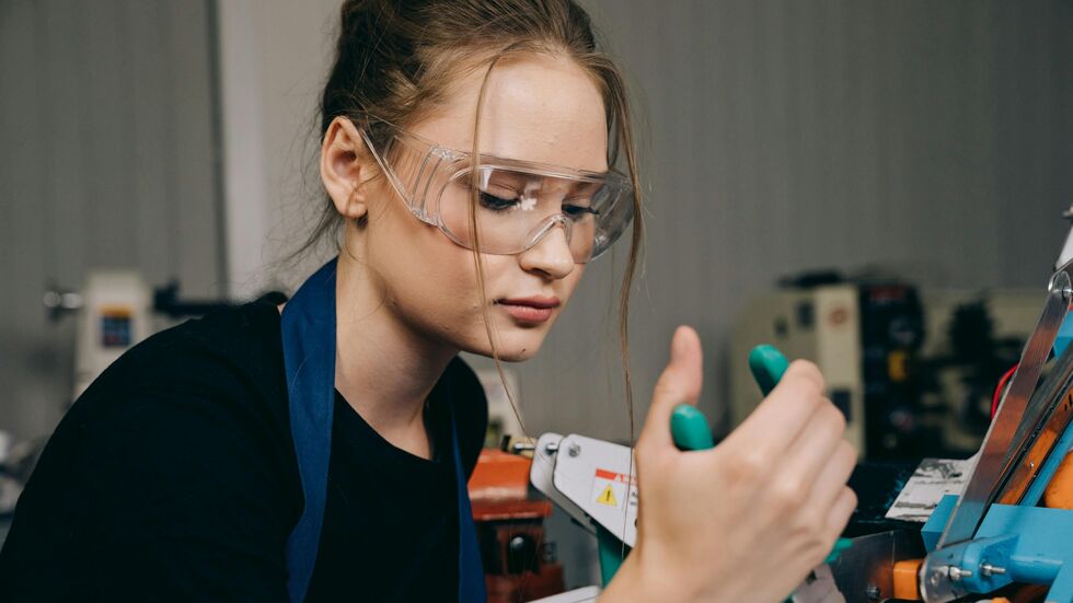 Lehrstellen im Handwerk boomen: Im Kammerbezirk Chemnitz sind 2025 bereits über 1.300 Ausbildungsverträge abgeschlossen worden. Die beliebtesten Berufe und aktuelle Zahlen im Überblick. Lehrstellen im Handwerk boomen: Im Kammerbezirk Chemnitz sind 2025 bereits über 1.300 Ausbildungsverträge abgeschlossen worden. Die beliebtesten Berufe und aktuelle Zahlen im Überblick.