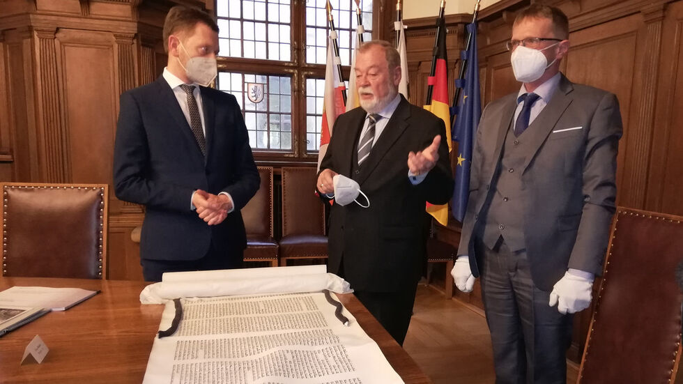 Pfarrer i.R. Uwe Mader (Bildmitte) hatte die Pergamentrollen über 50 Jahre wie seinen Augapfel gehütet. 