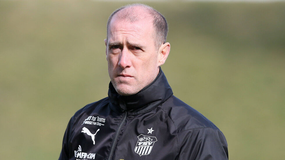 Gegen Verl darf Joe Enochs nochmal auf der Trainerbank sitzen. 