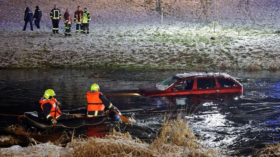 Die Feuerwehr kam dem Mann zu Hilfe. Die Feuerwehr kam dem Mann zu Hilfe.