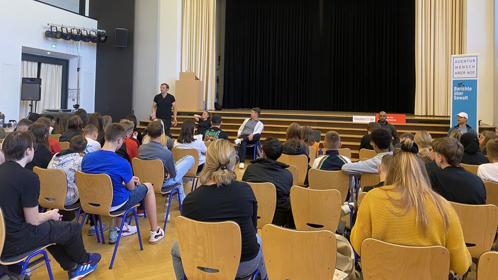 Die achten Klassen der Pestalozzi Oberschule hören wahre Geschichten über Gewalt und Mobbing.