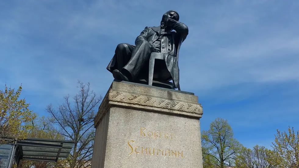Das Schumann-Denkmal wurde vor 125 Jahren eingeweiht. Seitdem zog es drei Mal um und steht heute wieder an seinem ursprünglichen Platz - vor dem Gewandhaus.