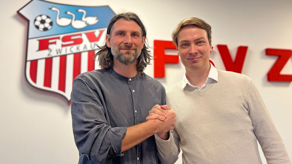 Robin Lenk (li.) und Geschäftsführer André Beuchold beim Handschlag. 