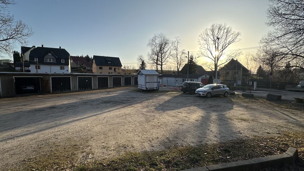 Der Platz soll mit Granitpflaster befestigt werden.